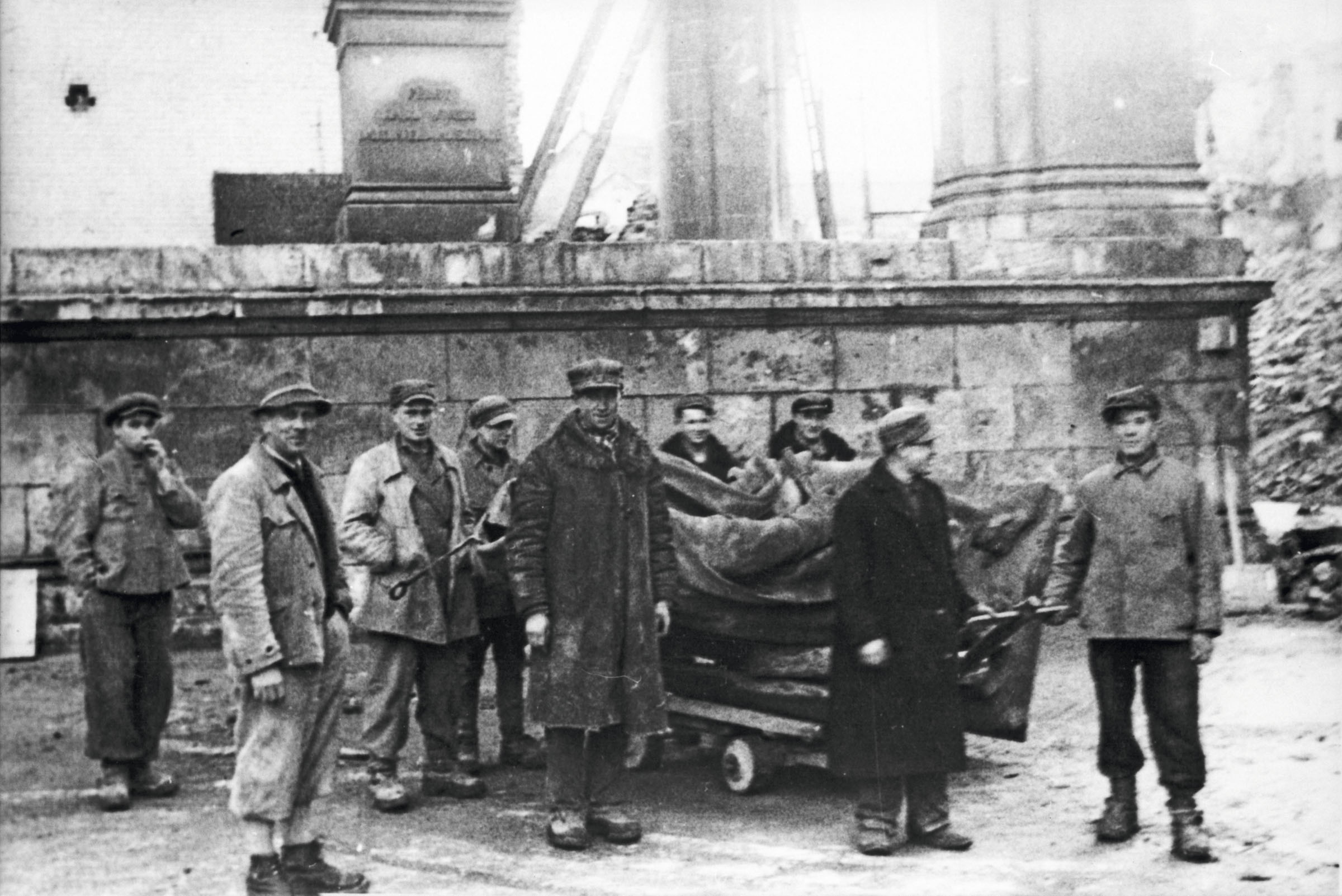 Eine Gruppe von Zwangsarbeitern steht auf dem Münchner Odeonsplatz