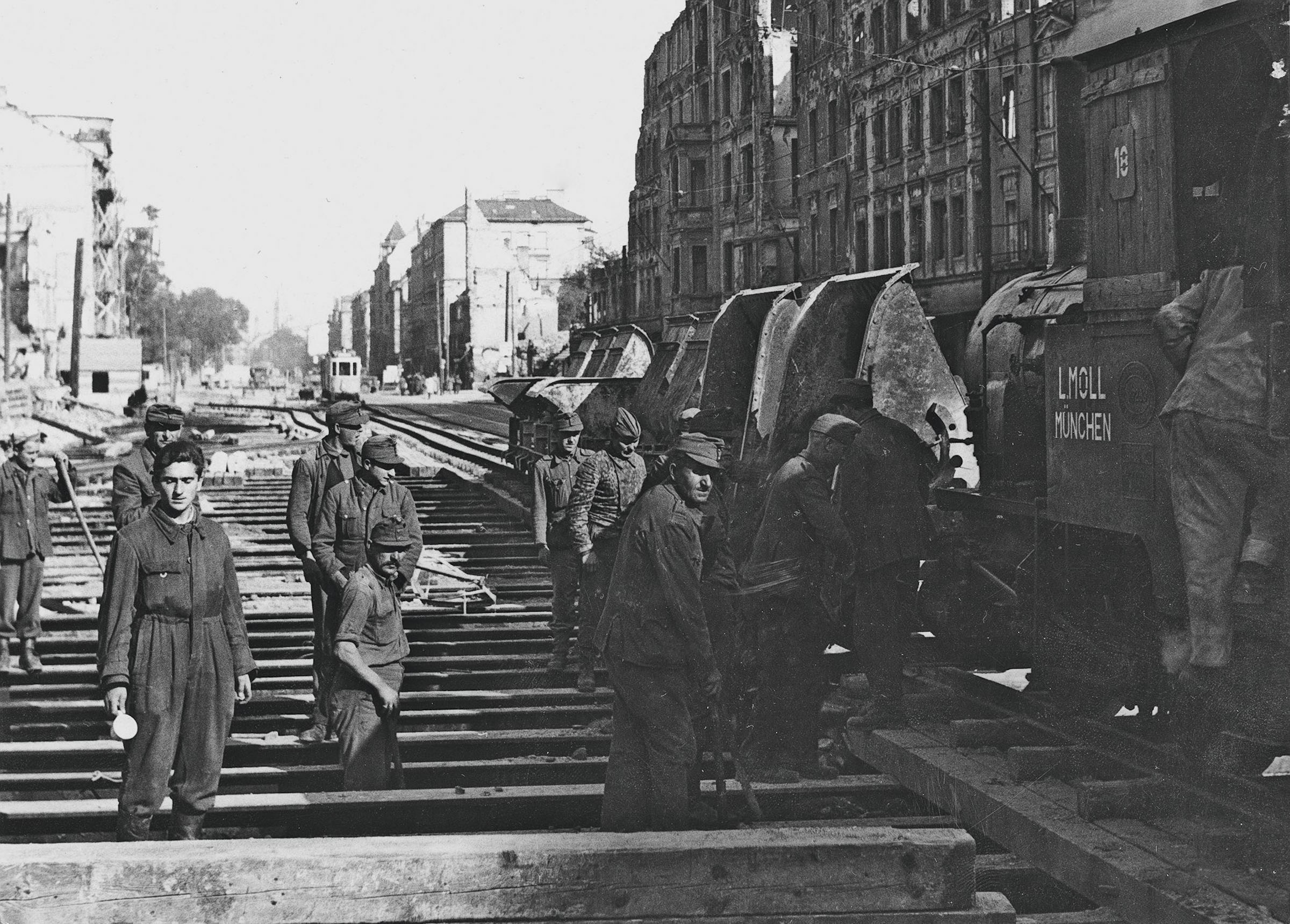Eine Gruppe von Männer bei der Erledigung von Straßenarbeiten.