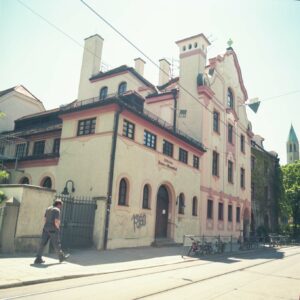 Seitenansicht von einem Schulgebäude in München
