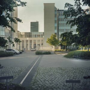 Ein gepflasterter Innenhof, im Hintergrund mehrere Häuser