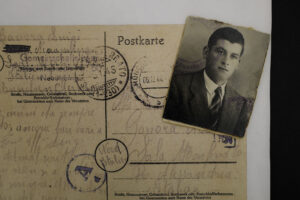 Vecchia cartolina postale e fototessera