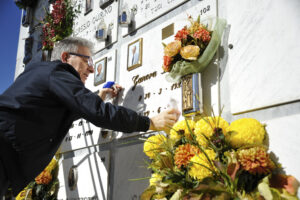 Pier Vanni Ganora porta dei fiori sulla tomba del padre.