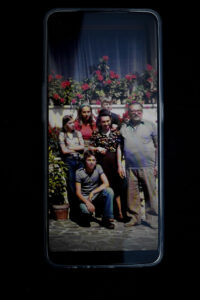 Foto della famiglia Di Nuzzo nella schermata di un telefono cellulare.