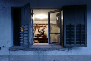 Veduta di un laboratorio, in cui si trova una persona