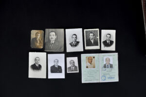 Otto fototessere e un documento di identità allineati l’uno accanto all’altro, in due file.