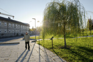 Franco Degiovanni compie una passeggiata serale in uno dei terreni abbandonati della ex fabbrica.