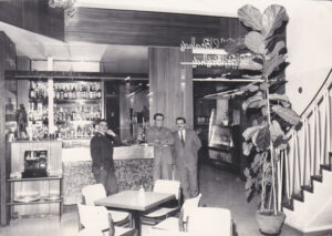 Fotografia in bianco e nero della sala del Ristorante Fontana di Trevi